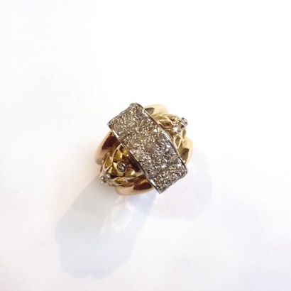 BAGUE en or jaune 18 K (750°/°°) et platine...