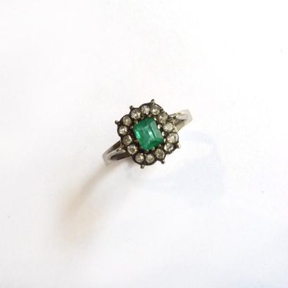 BAGUE en or blanc 18 ct (750°/°°) centrée...