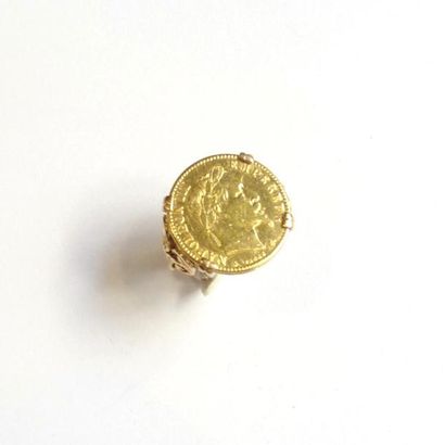 BAGUE en fil d'or jaune 18ct (750°/°°) sertie...