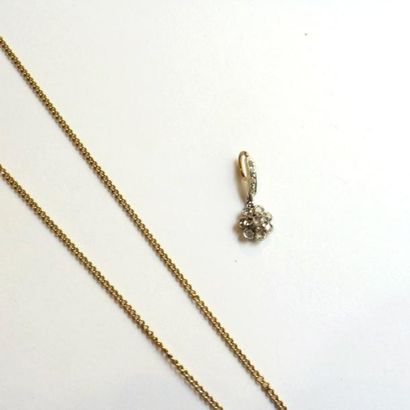 CHAINE en or jaune 18K (750°/°°) et pendentif...