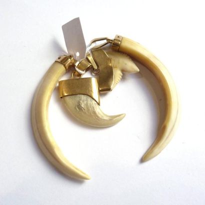 58 BIS. LOT de 4 pendentifs ornés de griffes...