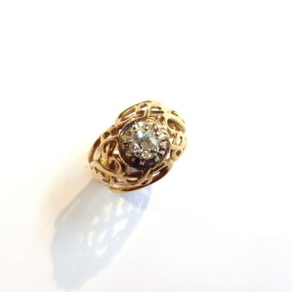 BAGUE dôme en or jaune 18K (750°/°°) à motif...