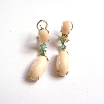 Paire de PENDANTS D'OREILLES en or rose (750°/°°),...