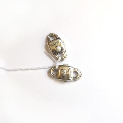 LOT de deux fermoirs en or blanc 18k (750°/°°)...