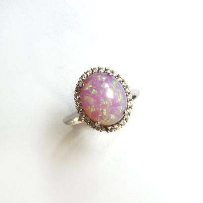 BAGUE en or gris 9K (375°/°°) ornée d'une...