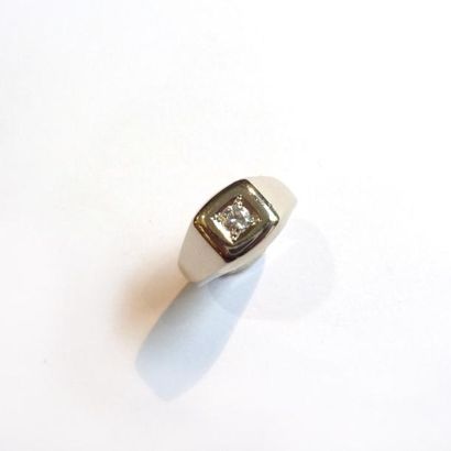 BAGUE chevalière en or gris 18K (750°/°°)...