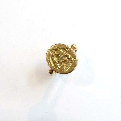 BAGUE en or jaune 18k (750°/°°), ornée d'un...