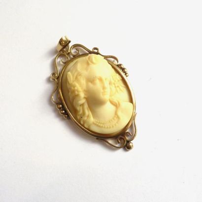 82 BIS. PENDENTIF retenant un camée sur ivoire....