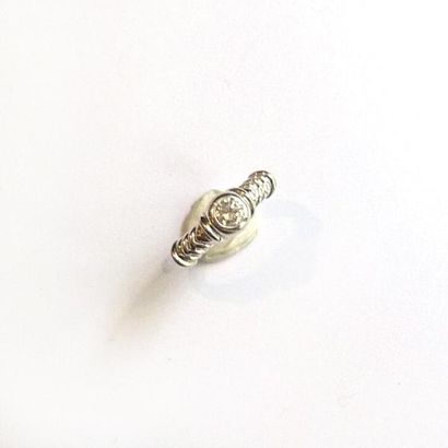 SOLITAIRE en or blanc 18k (750°/°°) serti...