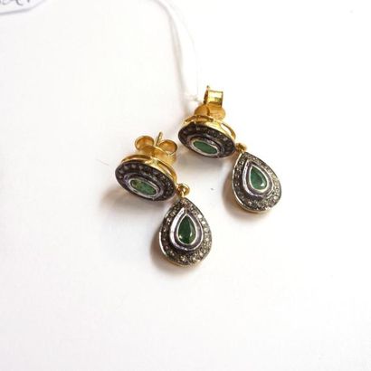 Paire de PENDANTS D'OREILLES en vermeil et...