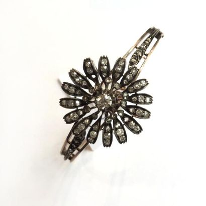 BRACELET semi-rigide en or jaune 18k (750°/°°)...
