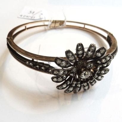 BRACELET semi-rigide en or jaune 18k (750°/°°)...