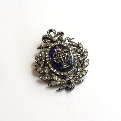 BROCHE médaillon en or 18k 750°/°° et argent...