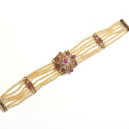BRACELET composé de six rangs de perles naturelles...