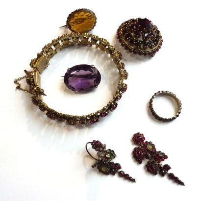 LOT de bijoux fantaisie : un bracelet, 3...