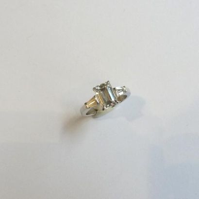 90 BIS. Bague en platine (925 millièmes)...