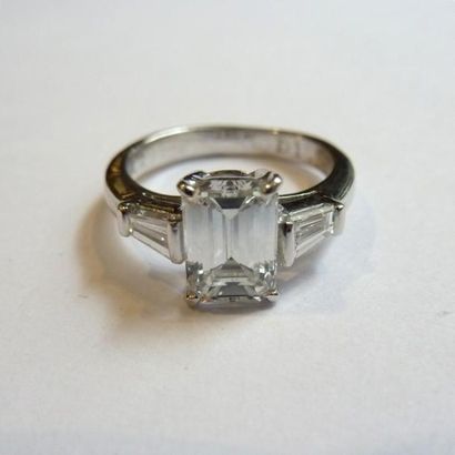 90 BIS. Bague en platine (925 millièmes)...