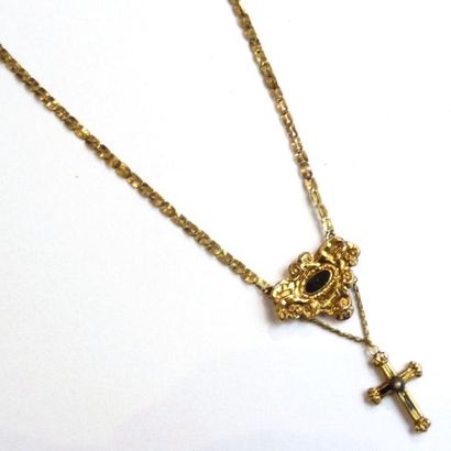 COLLIER en or jaune 18k (750°/°°), le pendentif...