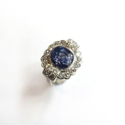 BAGUE en or gris 18k (750°/°°), ornée d'un...