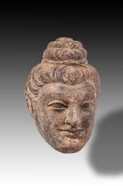 Tête de Bouddha en terre cuite. H : 20 cm

ART...