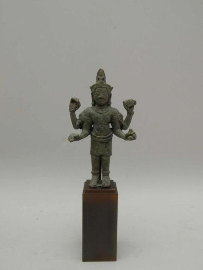Vishnu debout dans une posture hiératique...