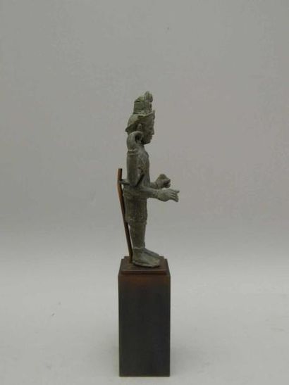 Vishnu debout dans une posture hiératique...