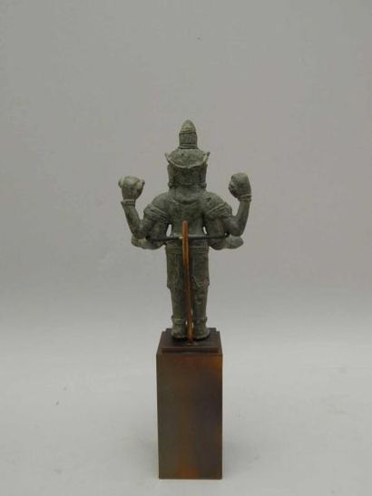 Vishnu debout dans une posture hiératique...