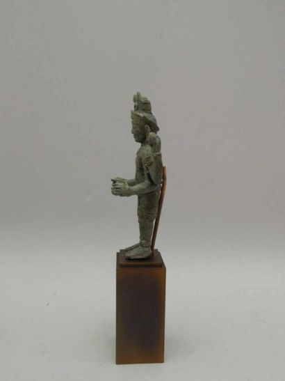 Vishnu debout dans une posture hiératique...