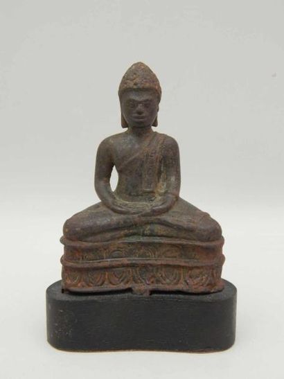Bouddha assis dans la position du lotus en...