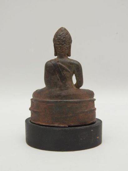 Bouddha assis dans la position du lotus en...