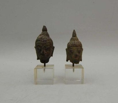 Deux têtes de Bouddha en bronze. 

Siam,...