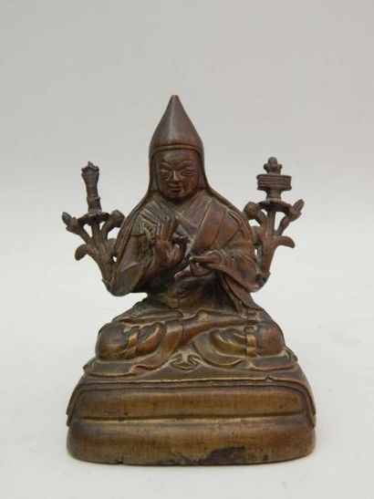 Statuette de Tsongkapa en bronze, assis sur...
