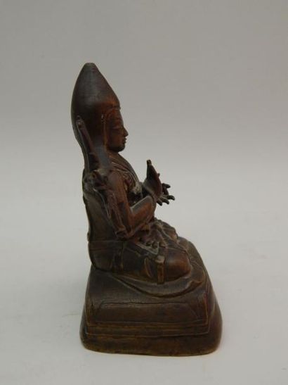 Statuette de Tsongkapa en bronze, assis sur...