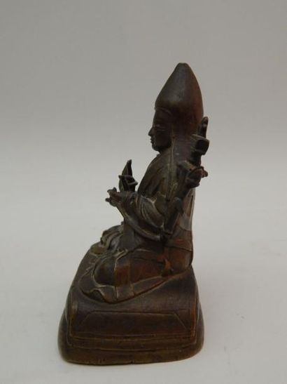 Statuette de Tsongkapa en bronze, assis sur...