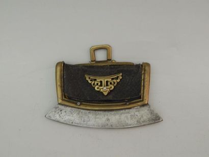 Briquet en cuir et bronze doré, la lame en...