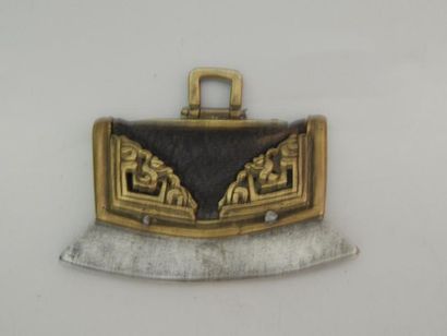Briquet en cuir et bronze doré, la lame en...