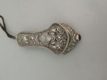 Etui à couture en cuir et métal argenté à...