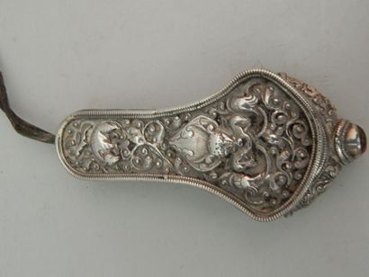 Etui à couture en cuir et métal argenté à...