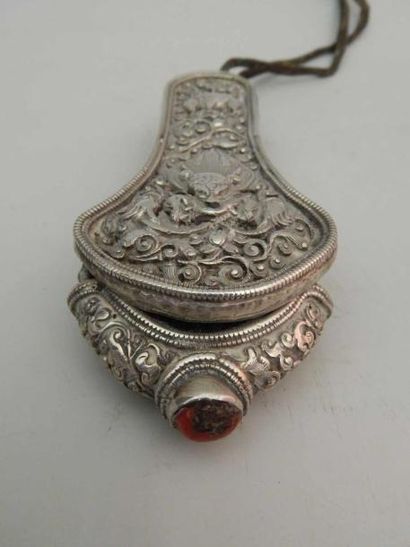 Etui à couture en cuir et métal argenté à...