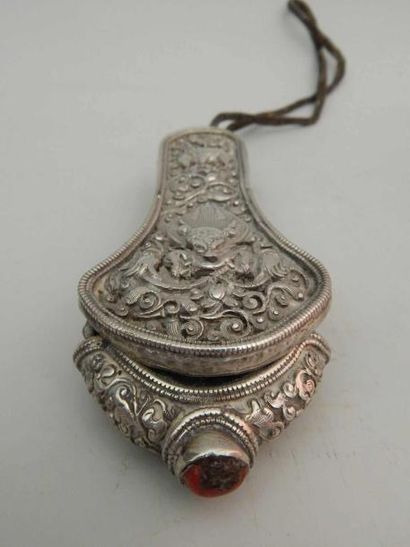 Etui à couture en cuir et métal argenté à...