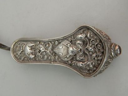 Etui à couture en cuir et métal argenté à...