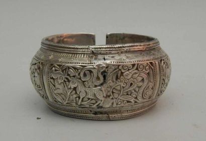 Bracelet en métal argenté à décor d’animaux...
