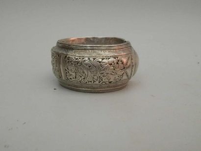 Bracelet en métal argenté à décor d’animaux...