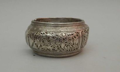 Bracelet en métal argenté à décor d’animaux...