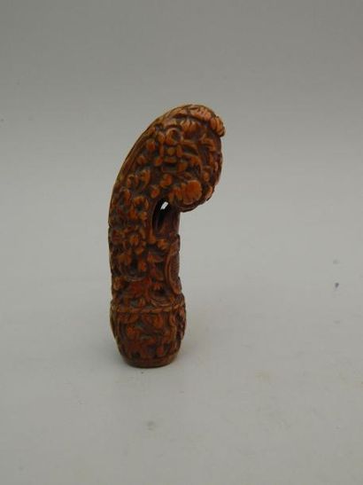 Manche de Kriss en ivoire à décor floral....