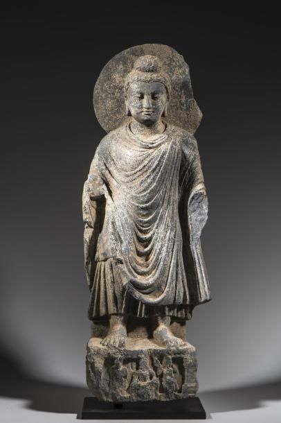 Bouddha auréolé debout sur une base figurant...