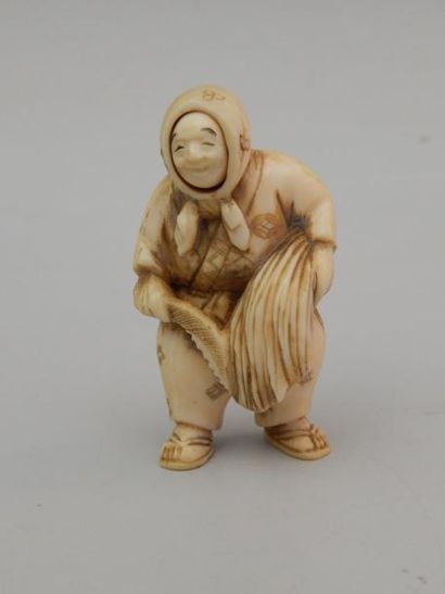 Netsuke en ivoire représentant un paysan...