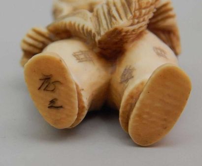 Netsuke en ivoire représentant un paysan...