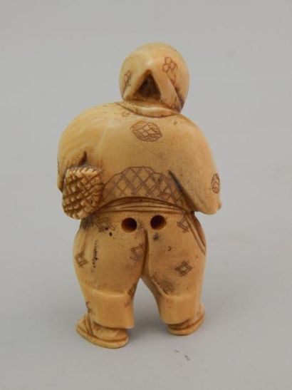 Netsuke en ivoire représentant un paysan...