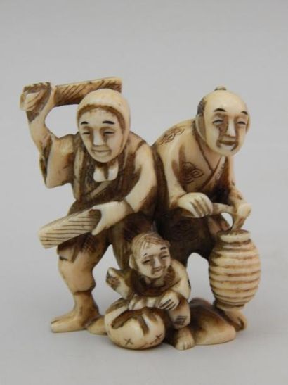 Netsuke en ivoire représentant un couple...